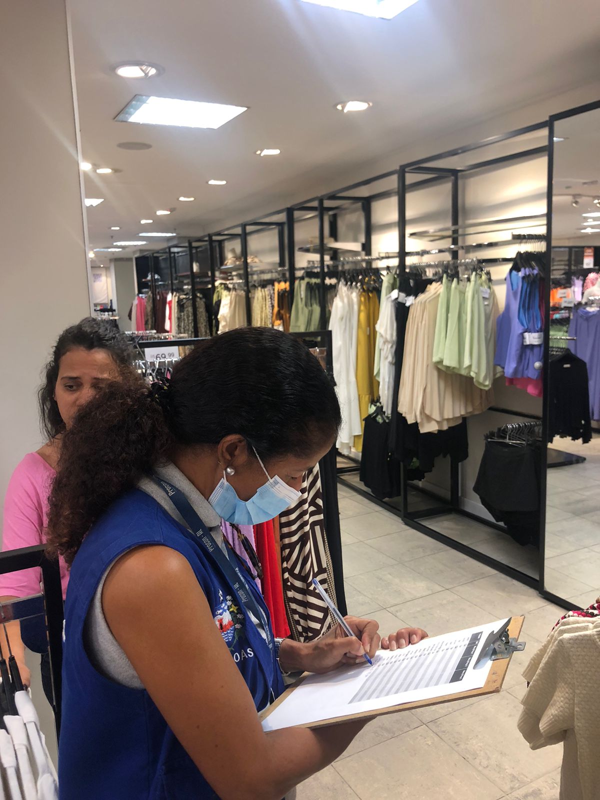 Equipe de fiscalização do Procon/AL pesquisou preços em lojas do Centro de Maceió e em dois shoppings da capital - Ascom Procon/AL